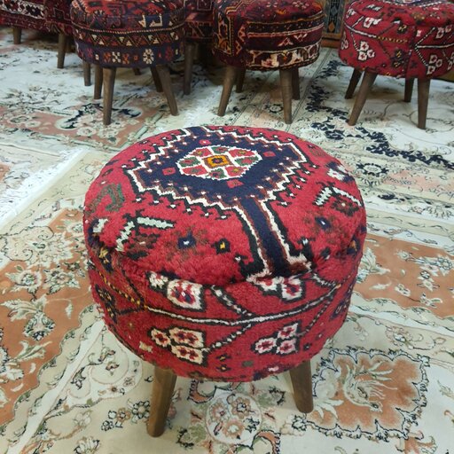 پاف تمام فرش دستباف  شیراز ، پایه دار سایز  40*40  ارتفاع 45 رنگ لاکی سرخابی سرمه ای