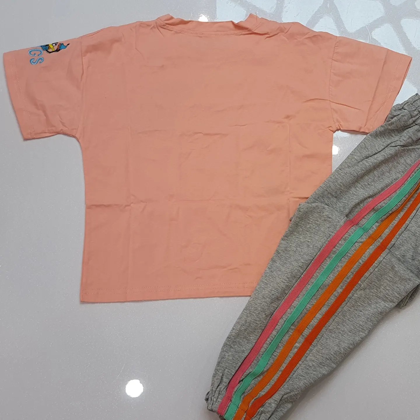 ست جذاب و دلبر دخترانه وارداتی کیفیت تضمینی جنس سوپر پنبه درجه یک نرم و لطیف تضمین دوخت و چاپ تنخور  فوق العاده شیک 