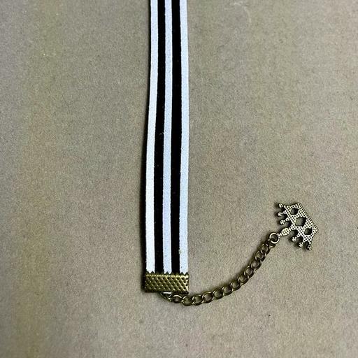 دستبند تریشه چرمی مدل ساده دو رنگ سیاه و سفید همراه با زنحیر و خرج کار برنزی
