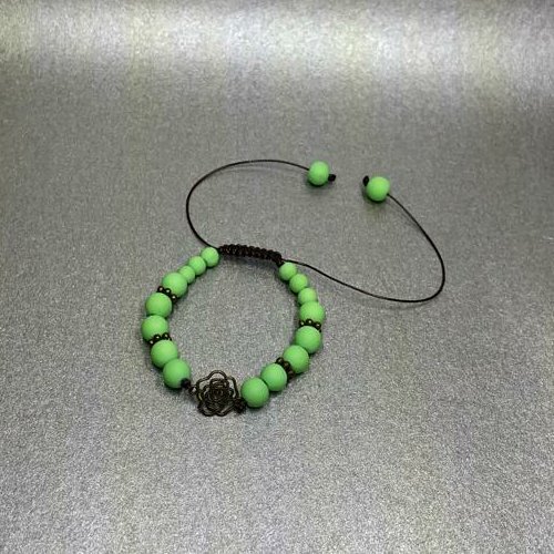 دستبند آسانسوری با مهره های سبز رنگ فسفری رنگ ثابت و خرج کار برنزی بین مهره ایی و طرخ گل رز