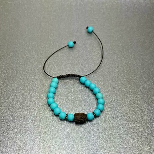 دستبند آسانسوری با مهره های آبی رنگ فسفری و هسته زیتون و خرج کار بین مهره ایی برنزی 