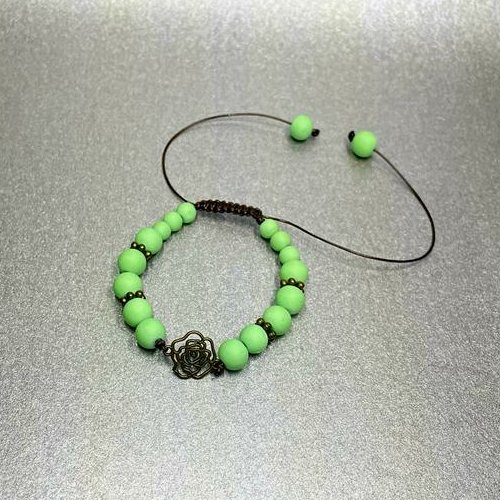 دستبند آسانسوری با مهره های سبز رنگ فسفری رنگ ثابت و خرج کار برنزی بین مهره ایی و طرخ گل رز