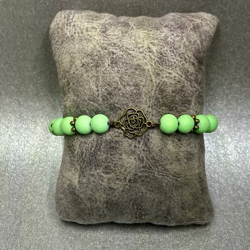 دستبند آسانسوری با مهره های سبز رنگ فسفری رنگ ثابت و خرج کار برنزی بین مهره ایی و طرخ گل رز