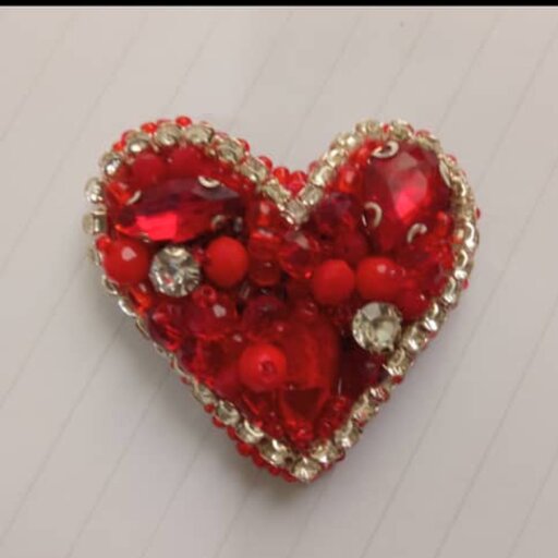  گل سینه سنجاق سینه کد 006جواهر دوزی شده  مدل قلب  دارای پیکسل 