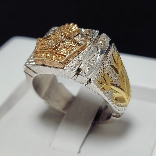 انگشتر نقره خاص و شیک دستساز  مردانه طرح تاج آبکاری شده طلایی آیینه کاری شده دست  مخراج 10 عدد الماس معدنی