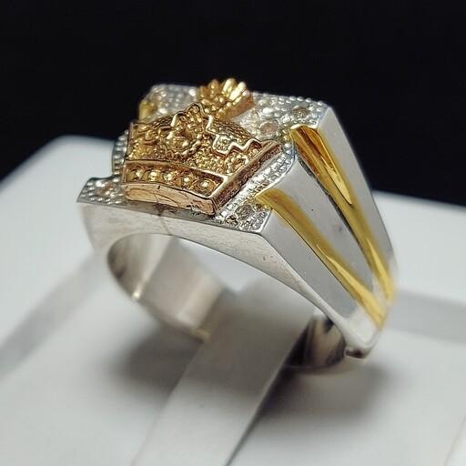 انگشتر نقره خاص و شیک دستساز  مردانه طرح تاج آبکاری شده طلایی  مخراج 10 عدد الماس معدنی
