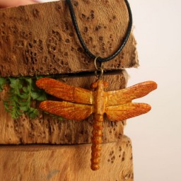 گردن آویز چوبی دست ساز طرح سنجاقک ساخته شده با چوب داغداغان 