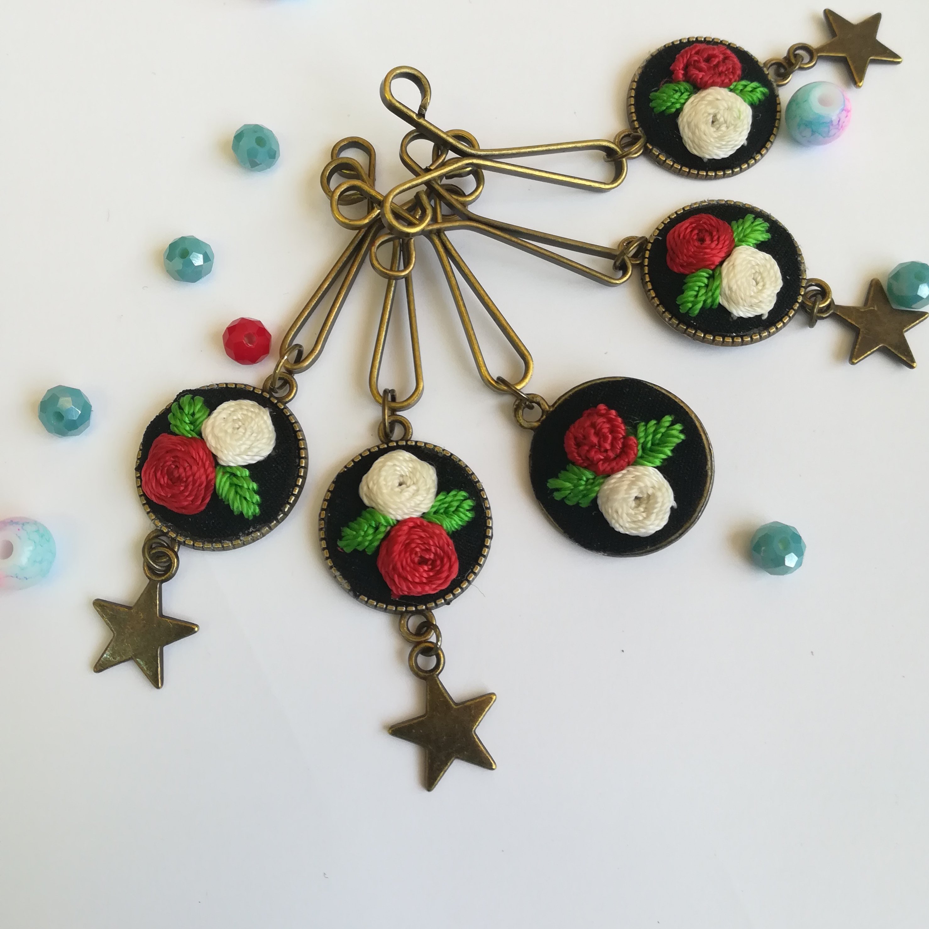 گیره روسری گلدوزی شده مدل A2 دست‌ساز، 
 زیبایی بیشتری به روسری و شال شما هدیه می‌کند.