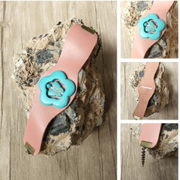 دستبند چرم اصل  دستساز با سنگ فیروزه هندی  درشت دوخته شده با نخ ابریشم با گیره و  زنجیر برنزی و قفل طوطی قابل تنظیم 