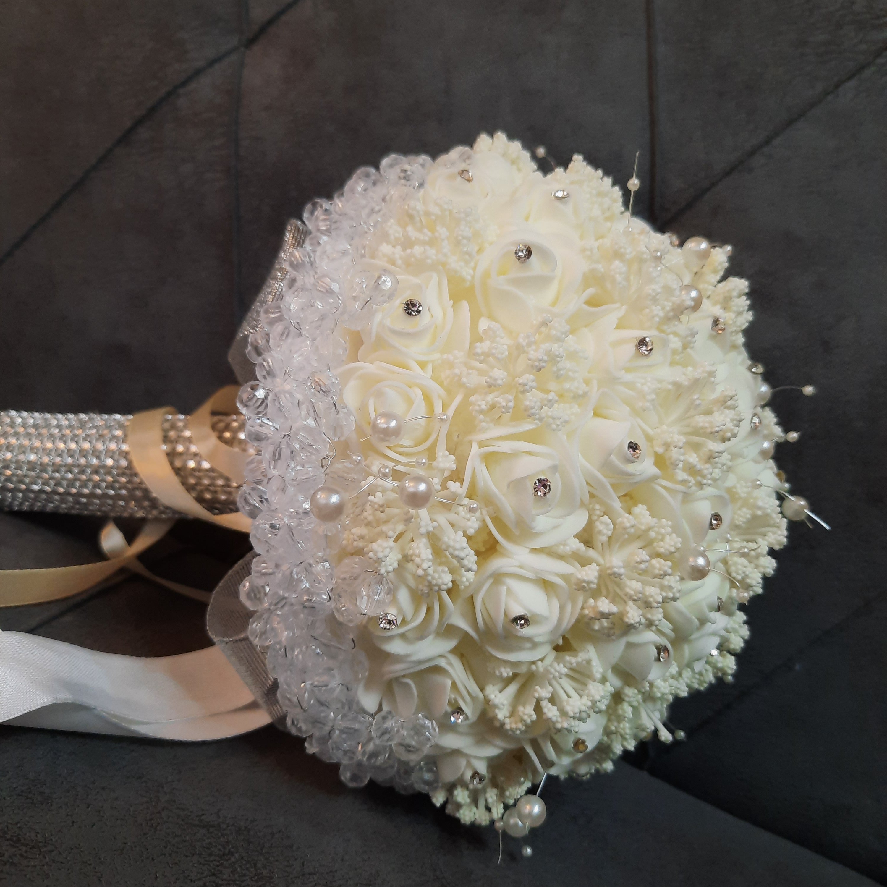 دسته گل عروس مرواریدی با پایه کریستالی