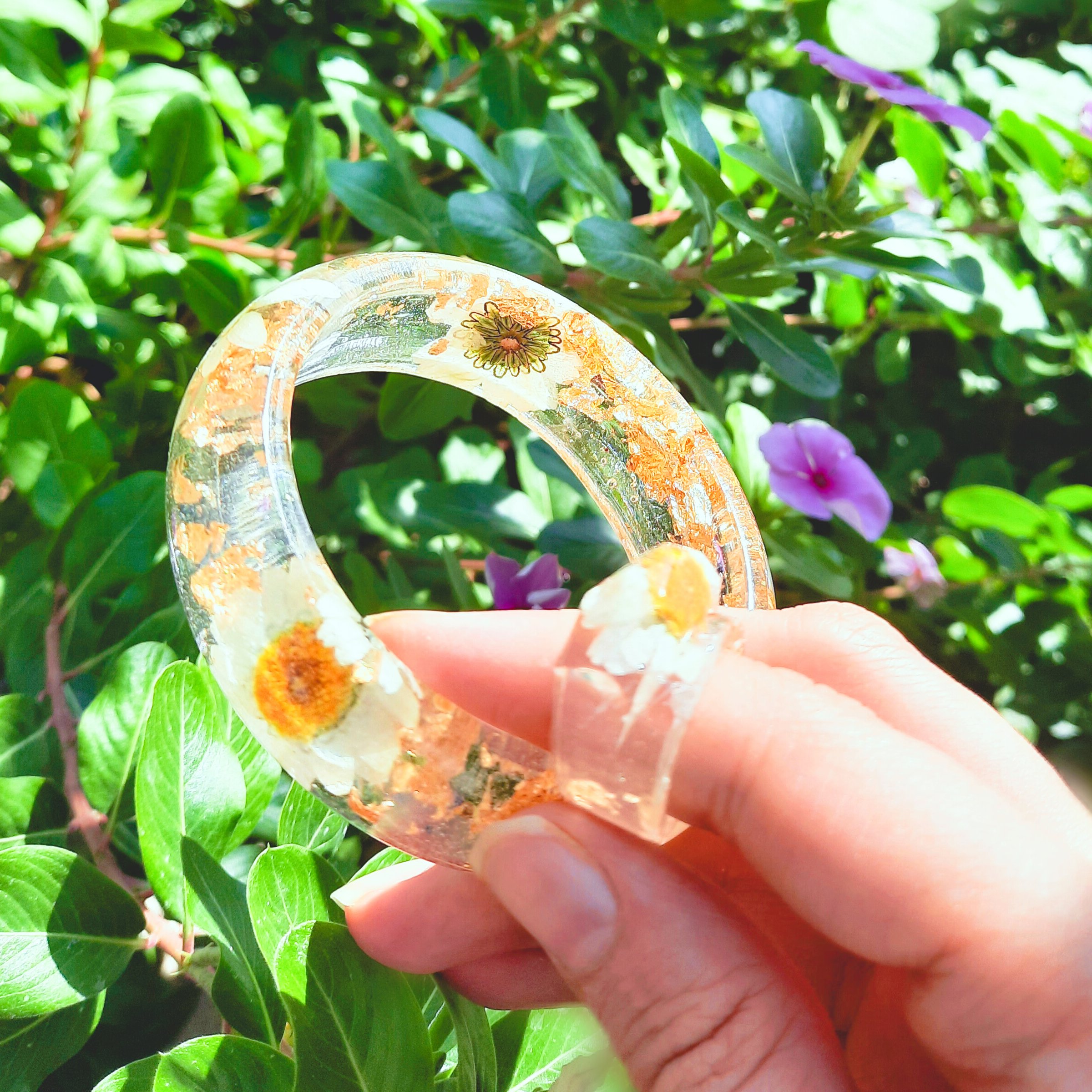 النگوی رزینی با گل خشک بابونه و ورق طلا