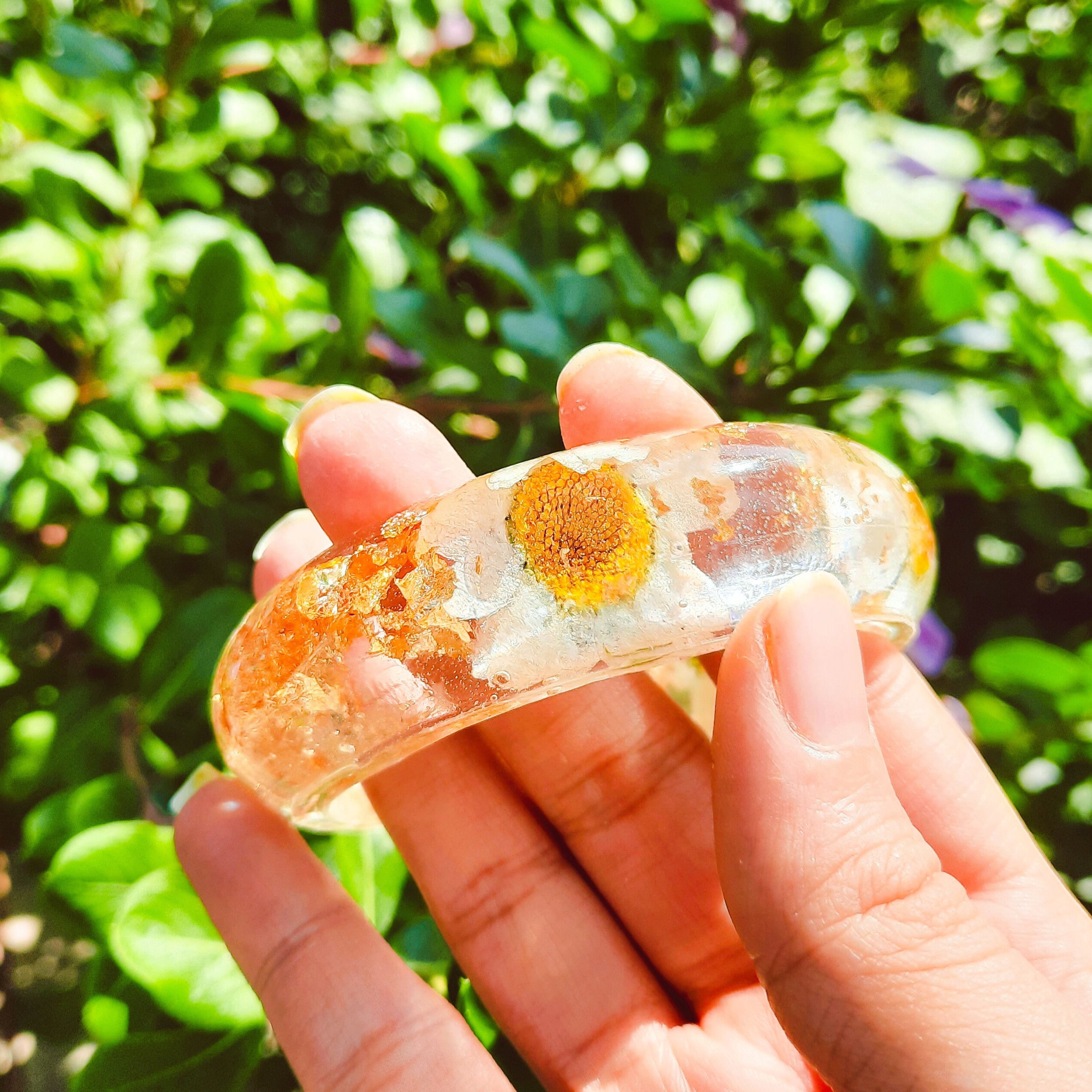 النگوی رزینی با گل خشک بابونه و ورق طلا