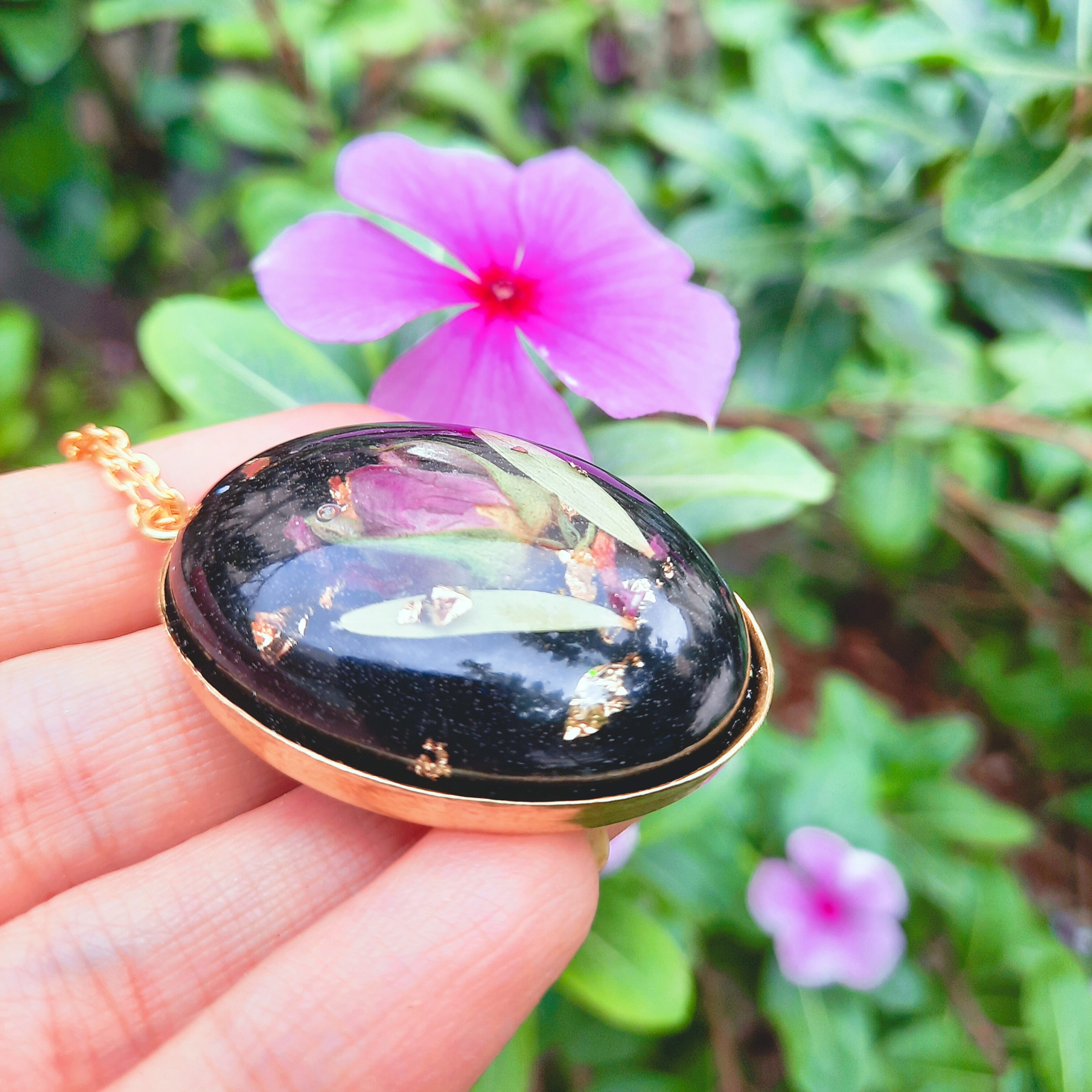  گردنبند رزینی محدب با غنچه گل محمدی