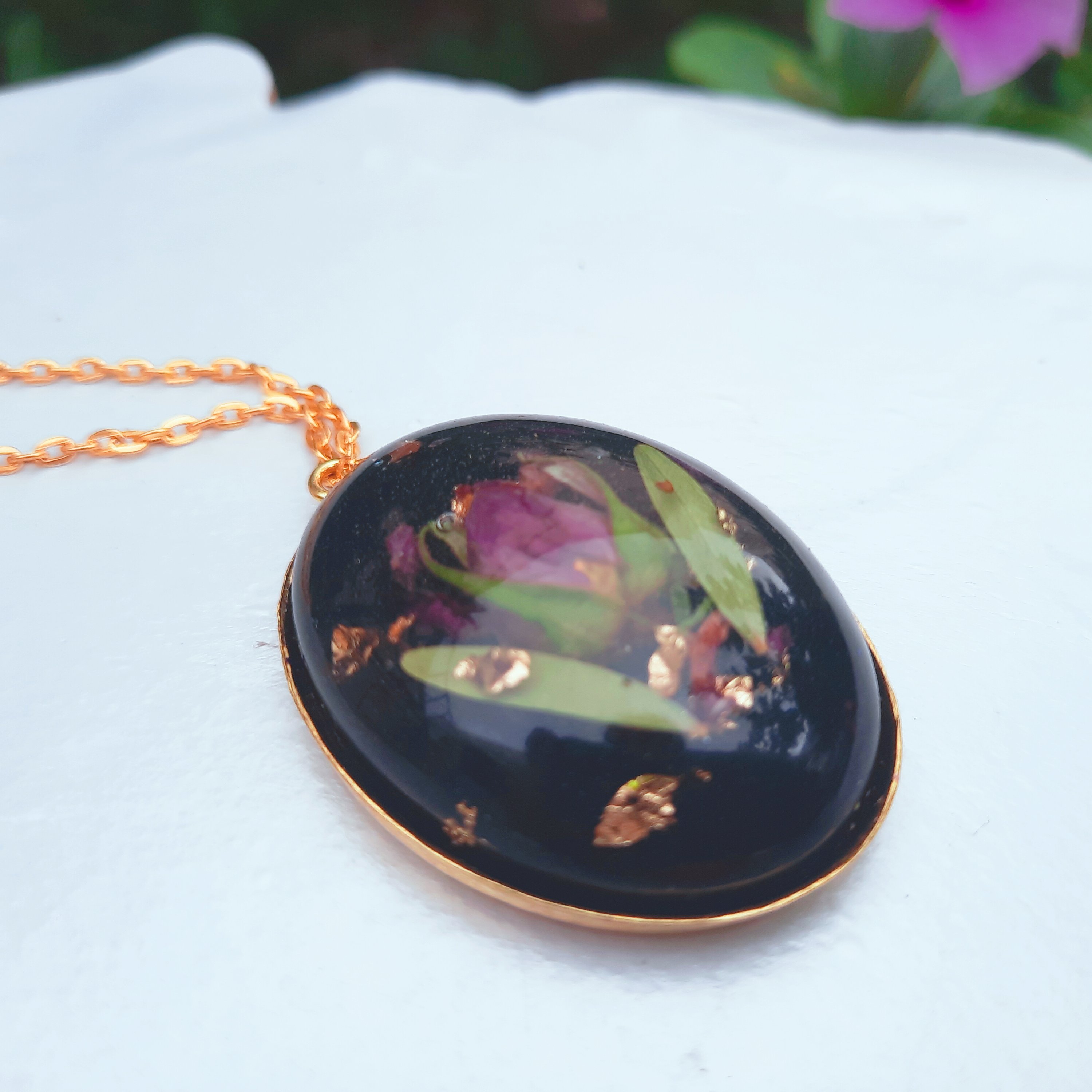  گردنبند رزینی محدب با غنچه گل محمدی
