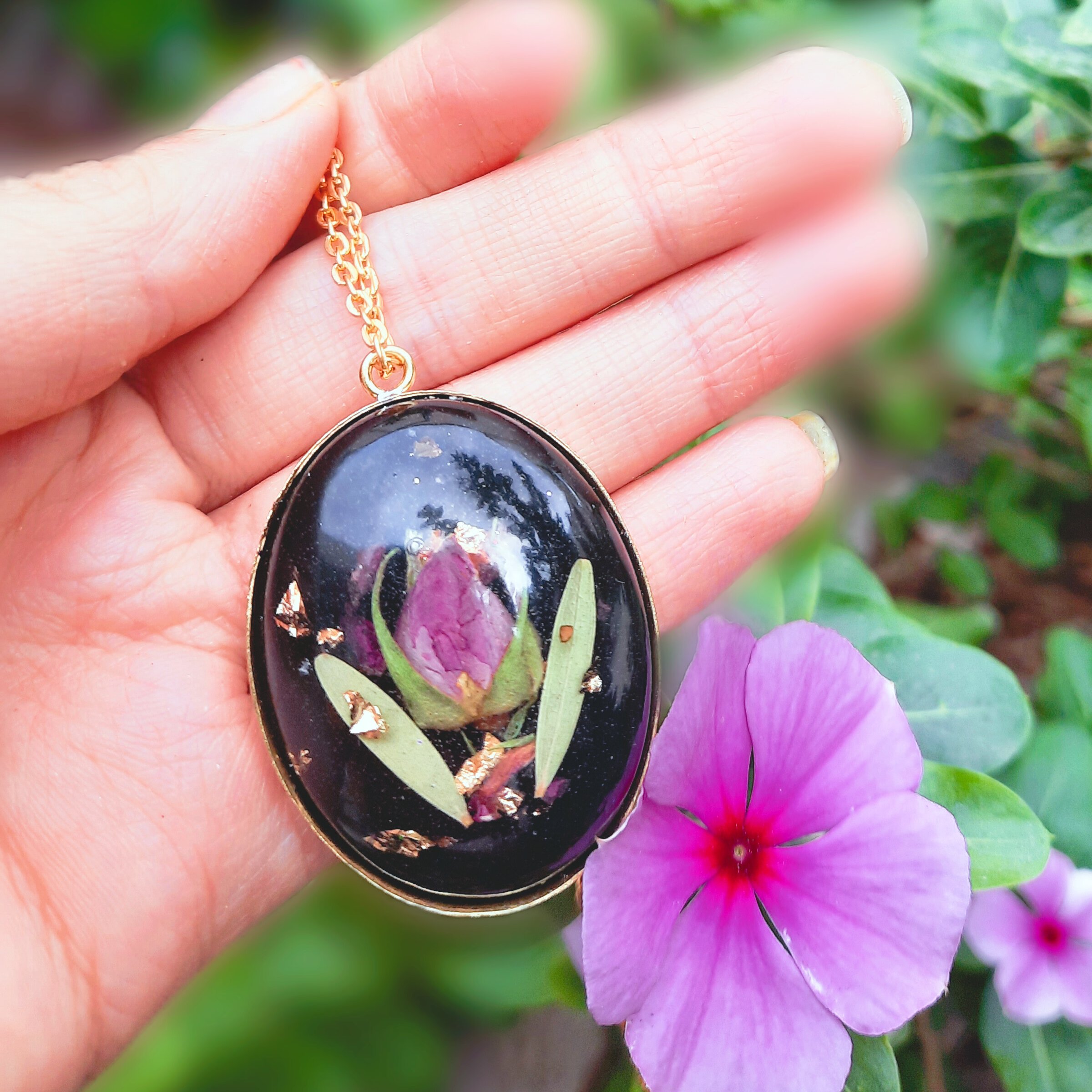  گردنبند رزینی محدب با غنچه گل محمدی