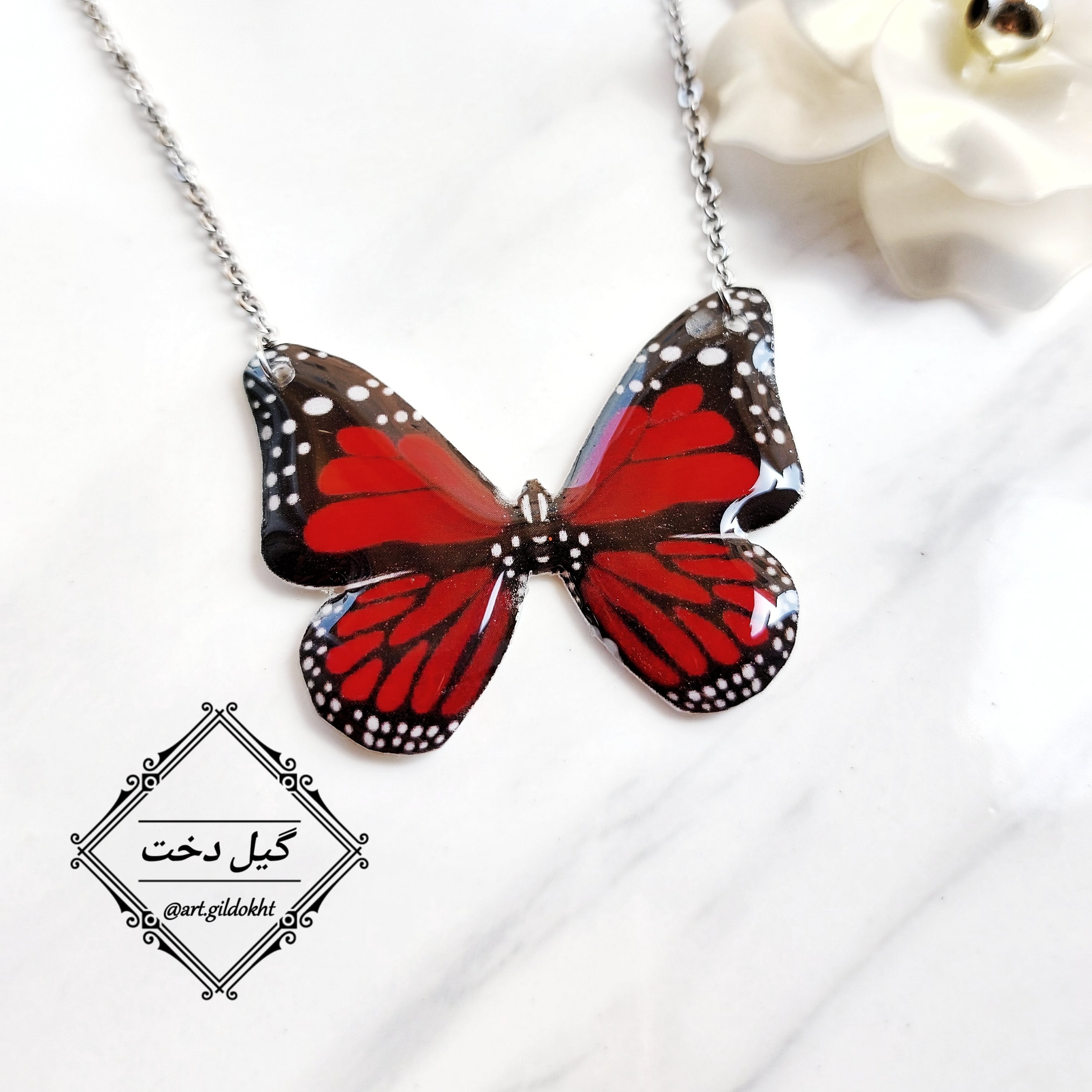 گردنبند پروانه رزینی با زنجیر نقره ای استیل