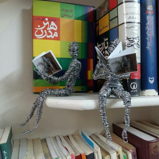 تندیس سیمی کتابخوان .هدیه خاص مجسمه مفتولی دستساز  هنری دکوری