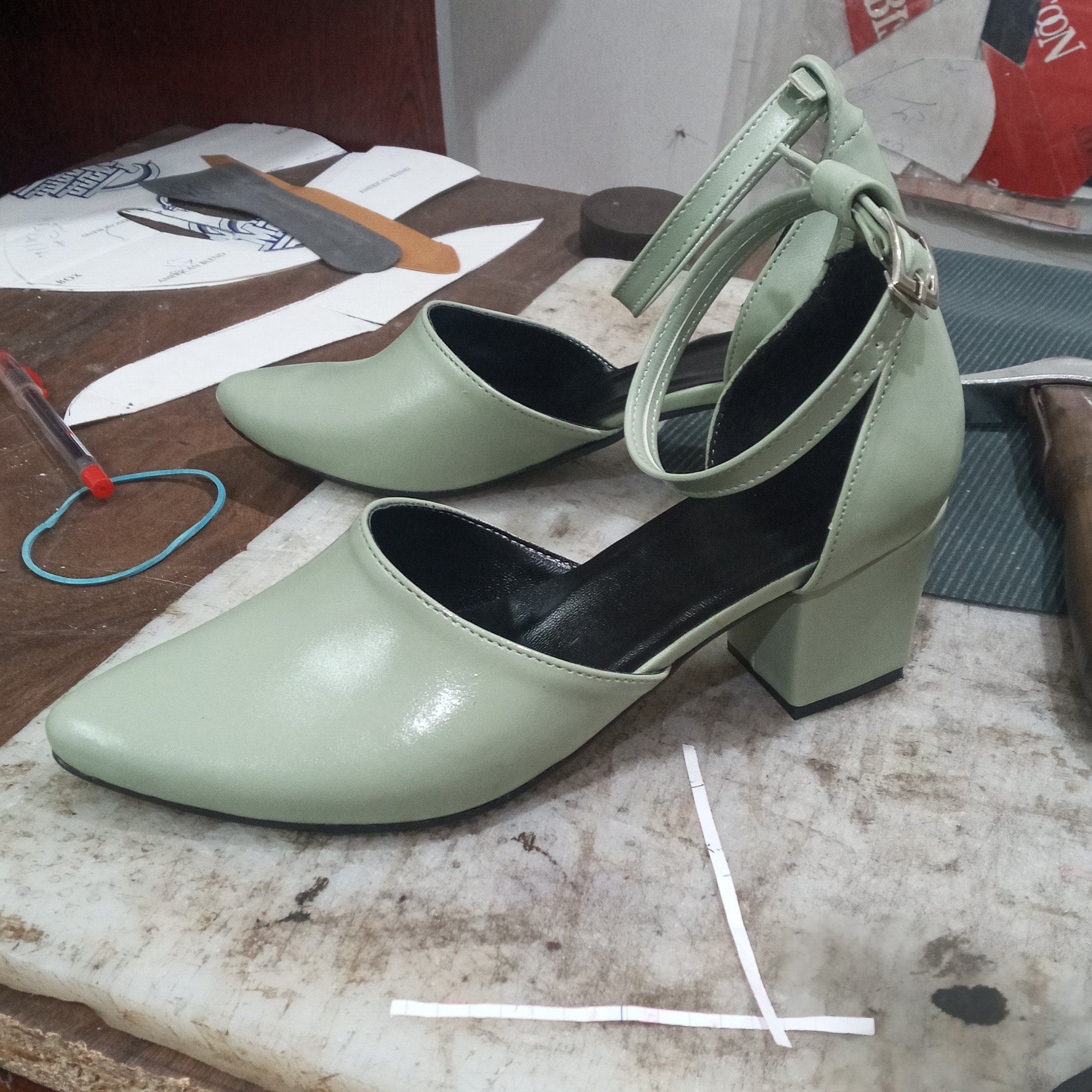 کفش زنانه تابستونی پاشنه هم 4 سانت روکشدار،رنگ بندی طبق سلیقه سایز بندی36تا43غرفه تولیدی پاپیلون کیفیت تضمینی