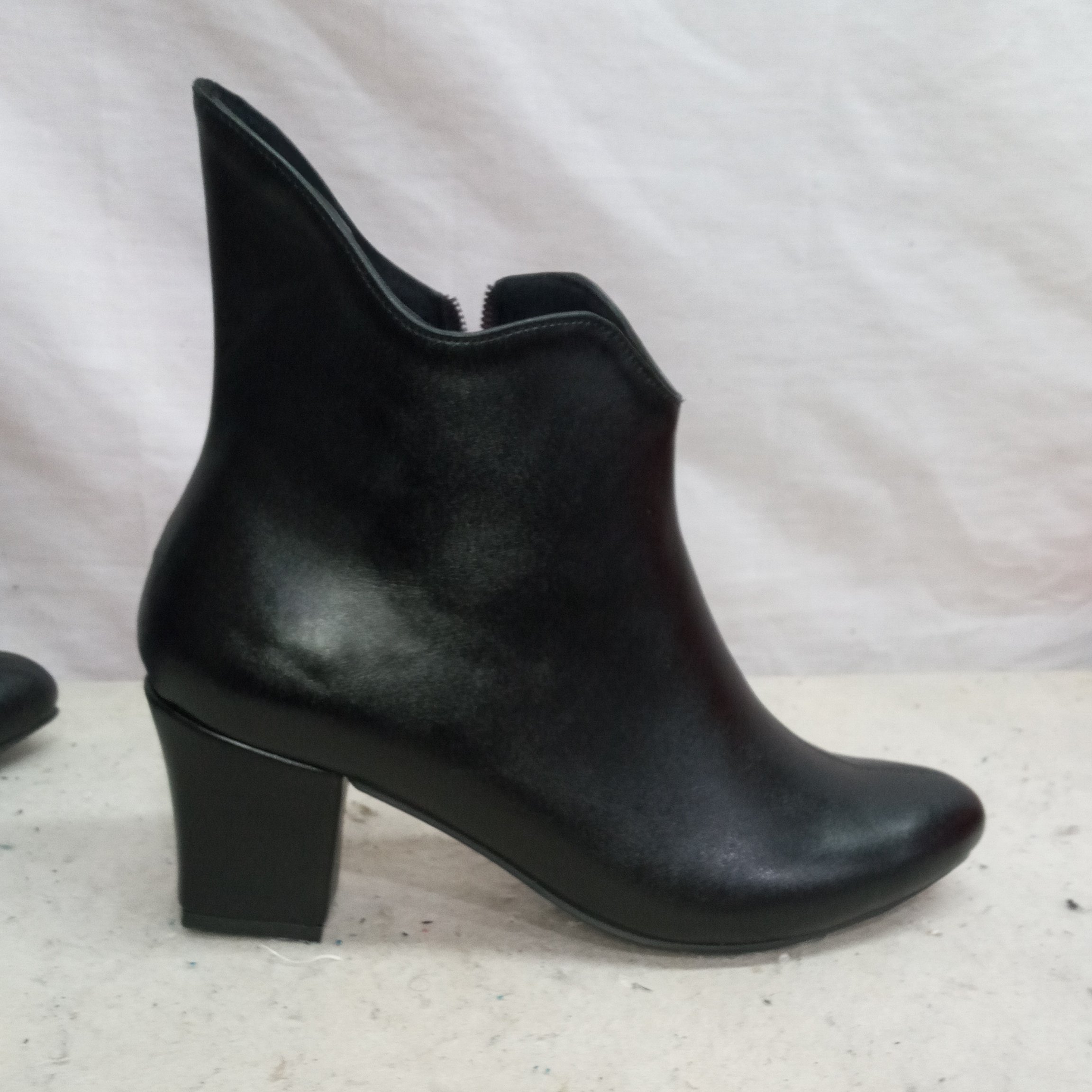 نیم بوت مجلسی زنانه.پاشنه 5 سانت روکشدار  جنس چرم مصنوعی سایز 36تا43 رنگبندی  قابل سفارش غرفه تولیدی کفش پاپیلون 