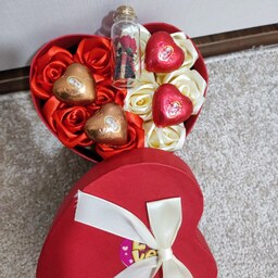 باکس گل و شکلات دو رنگ قلبی کوچک ( رز روبانی ) . کادو هدیه روز مرد ولن
