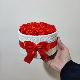 باکس گل گرد چرمی سفید سایز متوسط با رز قرمز ( روبانی) جعبه هدیه کادو تولد عیدی  سوپرایز ولنتاین
