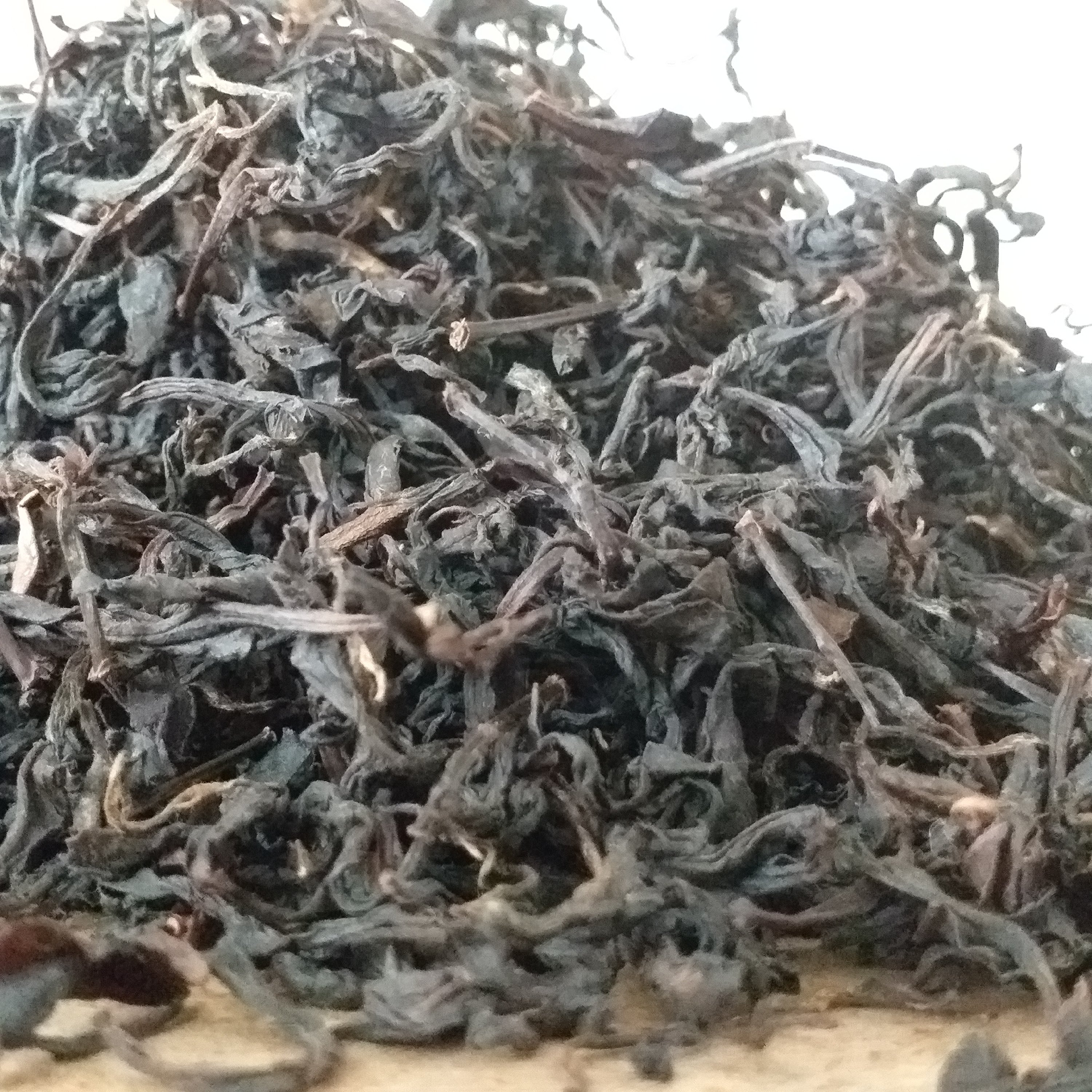 چای لاهیجان سیاه دستی کارگاهی اصل طبیعی لاهیجان 500 گرمی ارسال رایگان با سبد خرید بالای 