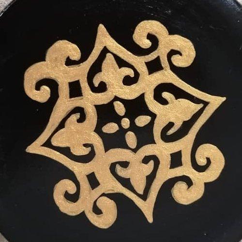 بشقاب دیوارکوب نقش سنتی طلایی روی زمینه مشکی با اندازه دلخواه 