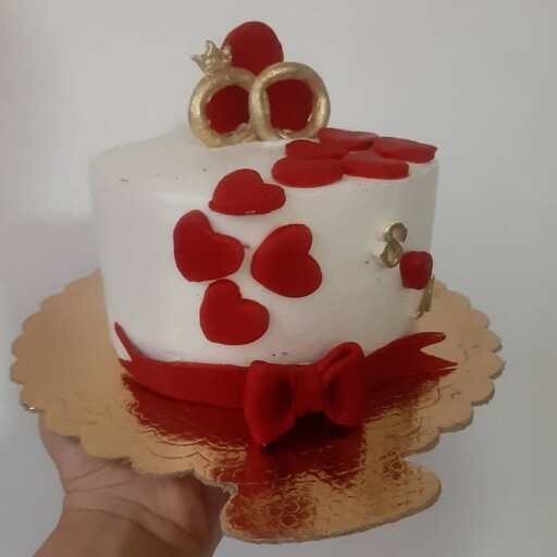 کیک سالگرد ازدواج کیک بااسفنج قرمز بافیلینگ موز وگردو وچیپس شکلاتی با تاپر حلقه 