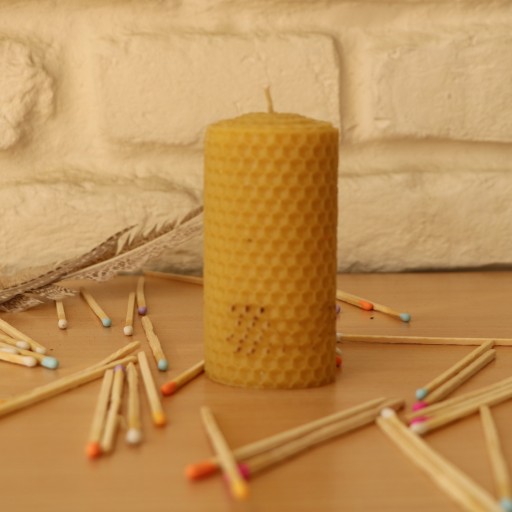 شمع طبیعی  دست ساز شَبا موم عسلی زرد ارتفاع 9 قطر 4.5 قابل سفارش در رنگ مورد علاقه شما