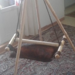 مشک 10لیتری ماست و دوغ زنی 
به همراه چوب ابزار زده روی مشک و طناب مویی 
به غیر از سه پایه