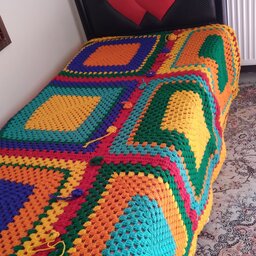 رو تختی یک نفره دستبافت ضخیم  و گرم  با ترکیبی از رنگهای شاد