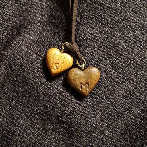 گردنبند چوبی دو قلب عاشق