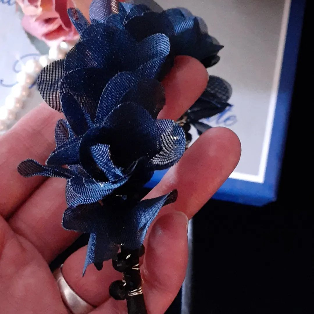 تل زیبا و خاص که از گلهای حریر درست شده ِو با کریستال که لابلای گلها با سیم فیکس شده