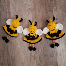 جاکلیدی وآویز زنبور بافته شده با کاموا اکریل تاب