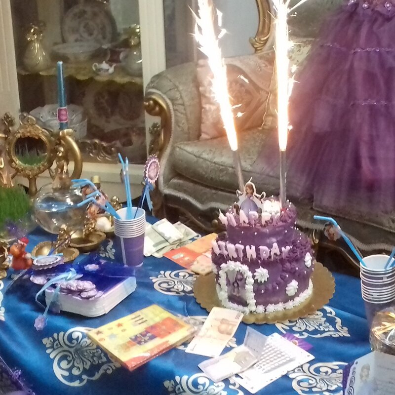 کیک تولد خانگی، در سایز دلخواه شما مشتری عزیز، با طعم و رنگ های مورد پسندتان ،برای جشن فرزندان دلبندتان..