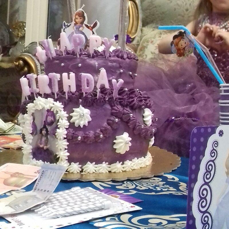 کیک تولد خانگی، در سایز دلخواه شما مشتری عزیز، با طعم و رنگ های مورد پسندتان ،برای جشن فرزندان دلبندتان..
