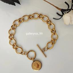دستبند زنانه زنجیر درشت استیل با قفل تی و سکه الیزابت برجسته