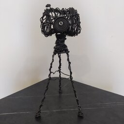 مجسمه سیمی طرح دوربین با رنگ مشکی و وزن 400 گرم 