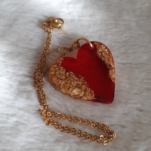 گردن آویز رزینی طرح قلب قرمز  با تلفیق ورق طلا و زنجیر استیل رنگ ثابت 