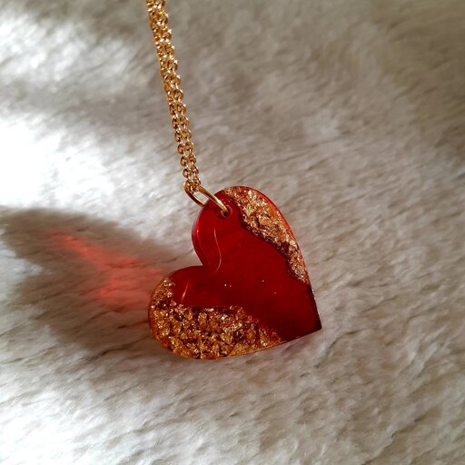گردن آویز رزینی طرح قلب قرمز  با تلفیق ورق طلا و زنجیر استیل رنگ ثابت 