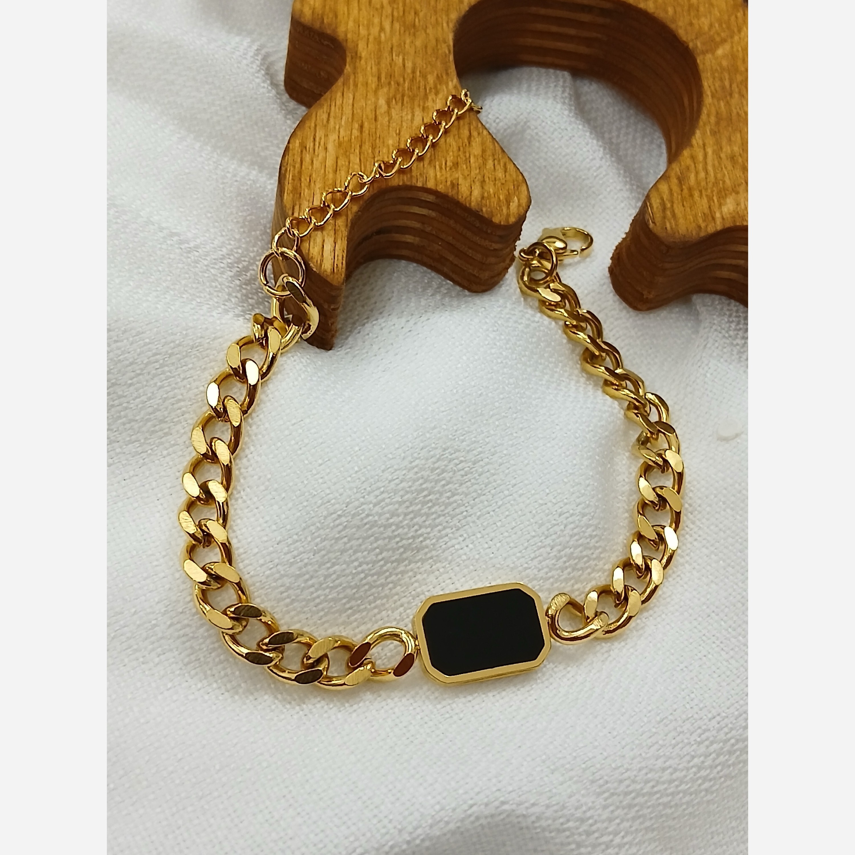 دستبند پلاک مشکی کارتیر طلایی