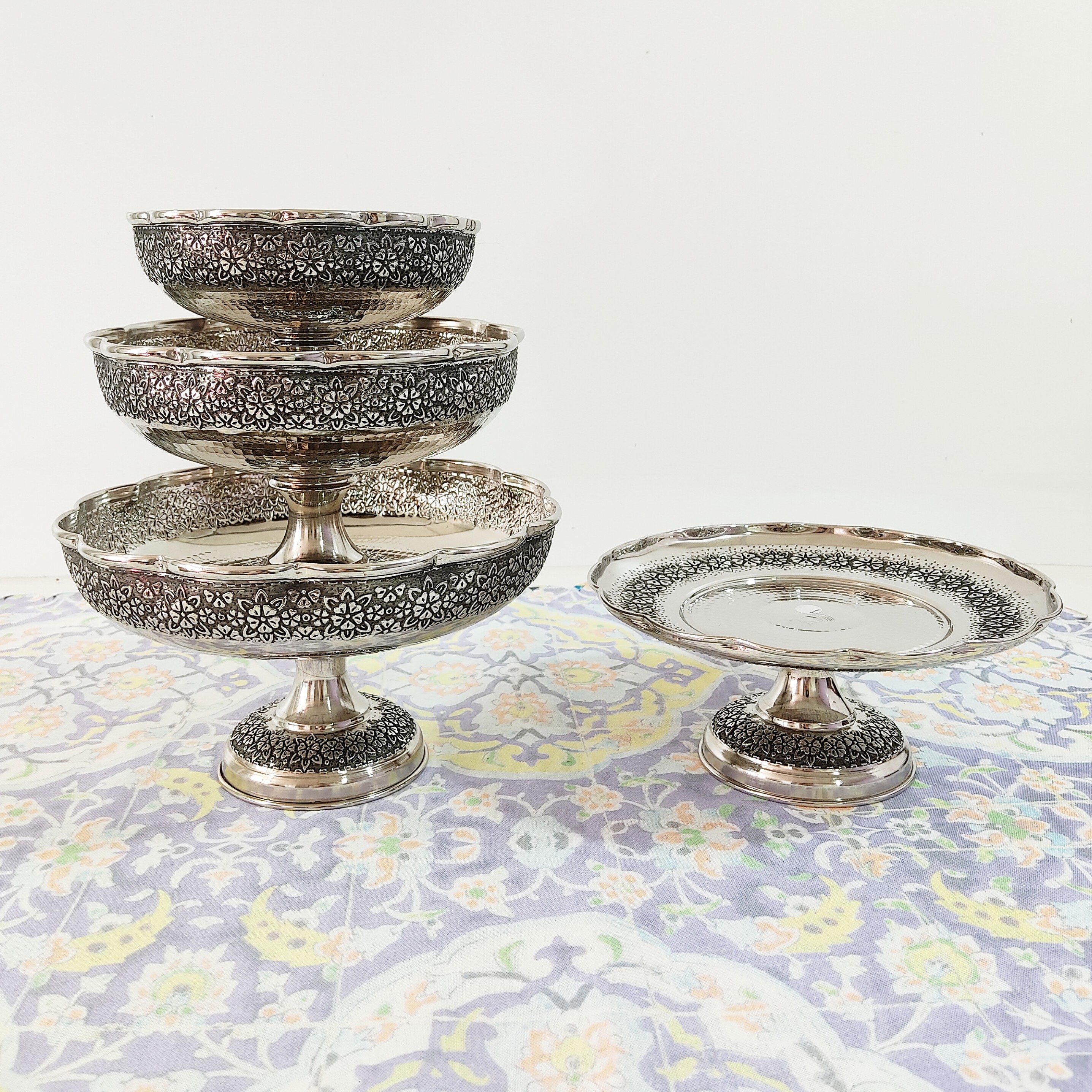 ست پذیرایی مسی رز گل ریزگل گلبرگ کروم زنجان (4 تیکه میوه خوری شکلات خوری شیرینی خوری آجیل خوری تک پایه مسی )رزگل برجسته