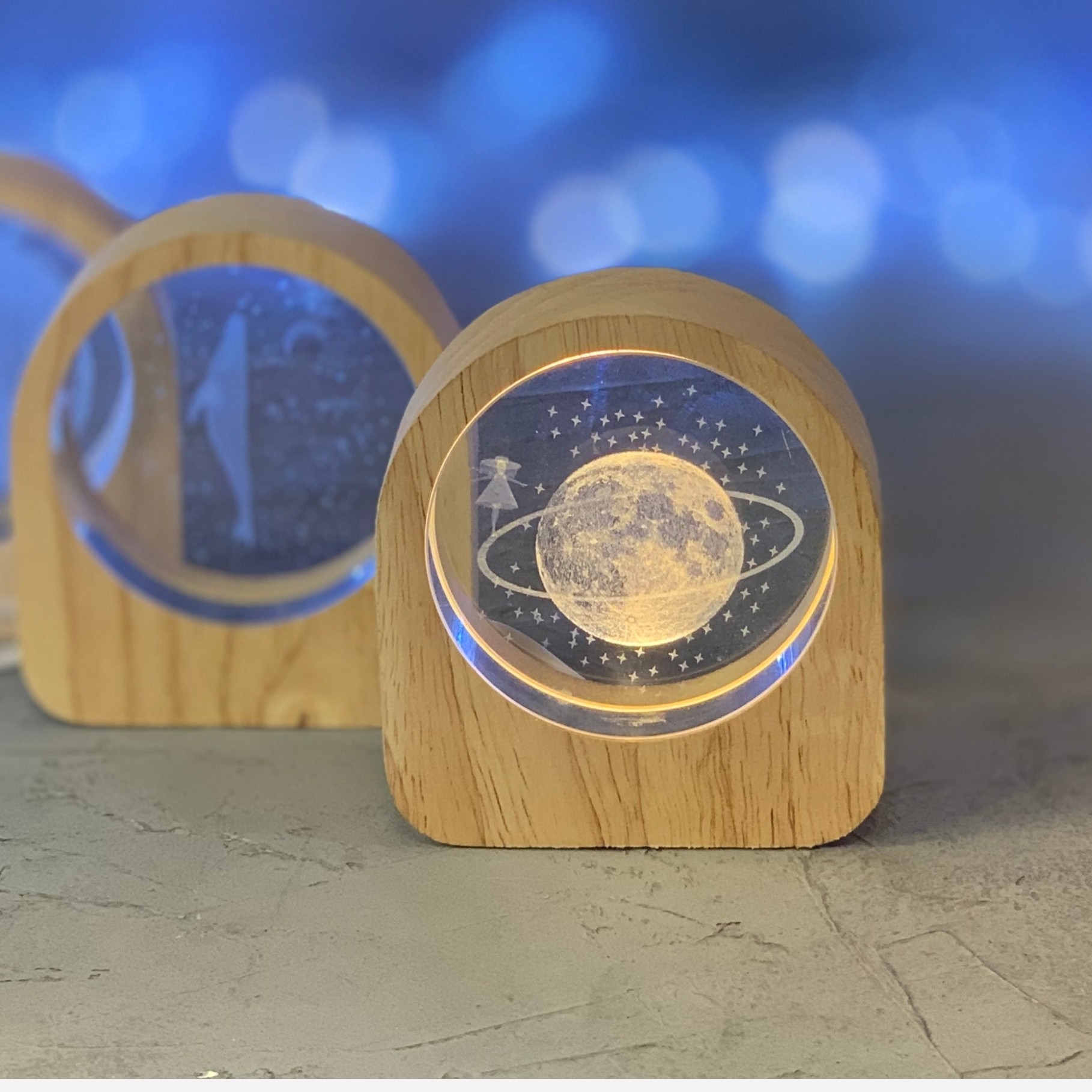 خرید و قیمت چراغ خواب کریستالی دور چوبی طرح دختر و زحل از غرفه