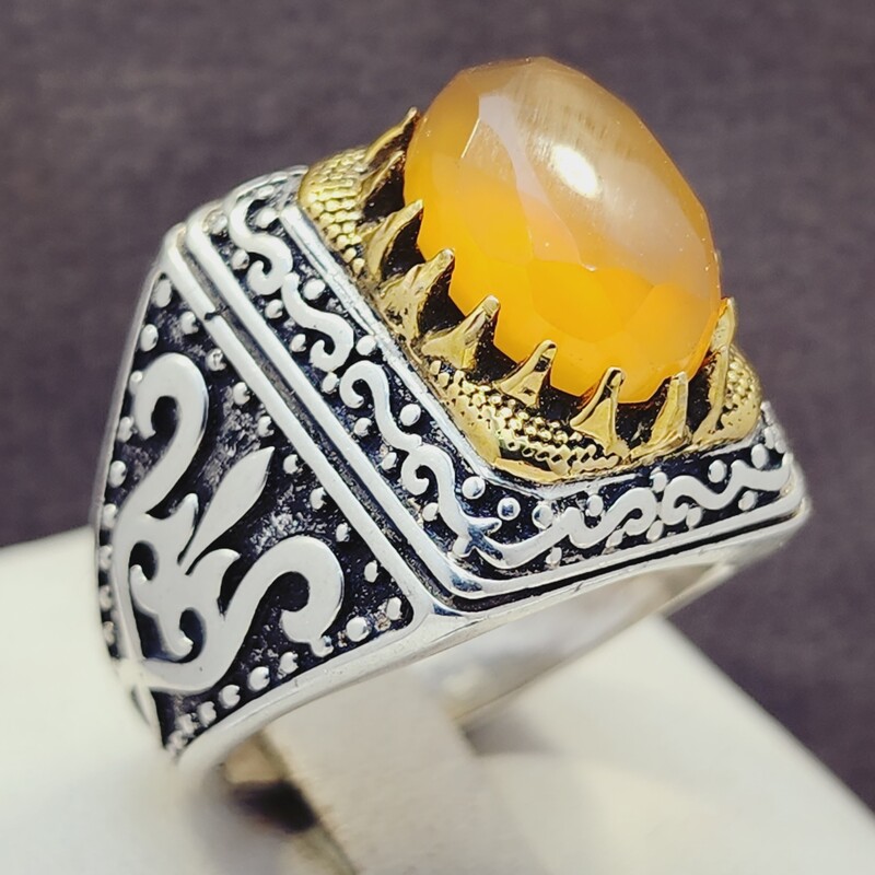 نگین عقیق یمنی پرتغالی الماس تراش اصل و معدنی با رکاب نقره مردانه زیبا با تاج طلایی رنگ ثابت 