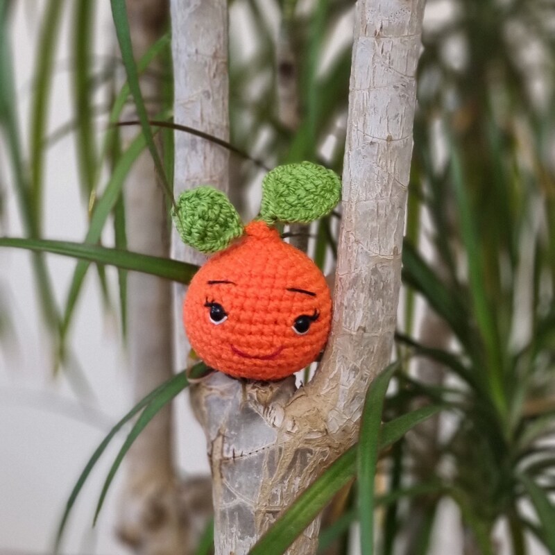 عروسک قلاب بافی پرتقال کوچولو دلبر با دو برگ سبز