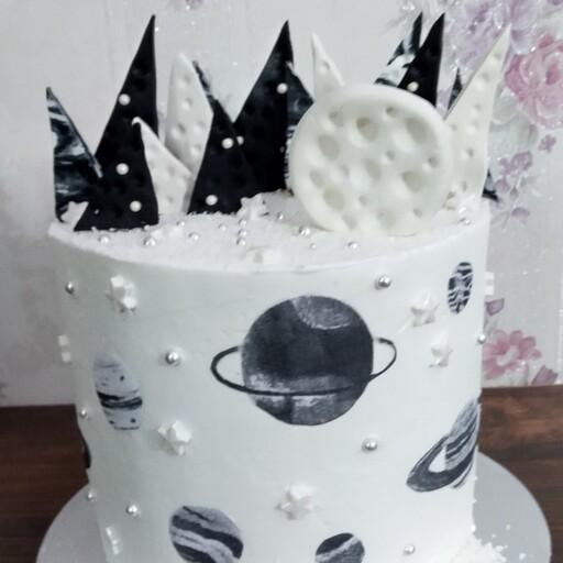 کیک تولد کیک با تم کهکشان با تزیین چاپ غیر خوراکی و و فوندانت با طعم شکلات 