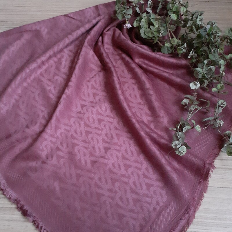روسری نخ ژاکارد قواره بزرگ ریشه پرزی رنگ صورتی در چند طرح جذاب