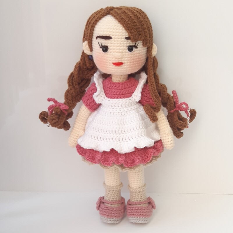 عروسک دختر زیبا سایز متوسط  و دستان مفصل دار و گوشواره و لباس لایه دار