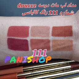 مداد لب بدون سرب دوسه DOUCCE شماره 111 رنگ کالباسی مات بسیار نرم و روان و مخملی ضدآب و 24 ساعته مناسب برای خط لب و رژلب