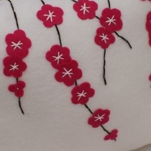 روکش کوسن در سایز 40در40با گلهای بهاری قرمز رنگ  نمدی پارچه کوسن نخی پشت مشکی قسمت جلو کوسن پارچه زمینه سفید